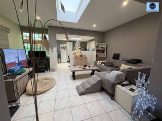 NICE, WELL LOCATED HOUSE NEAR THE CENTERAsking price : 259.000 euro Nice, well located house near public transport and center.In front of the house...