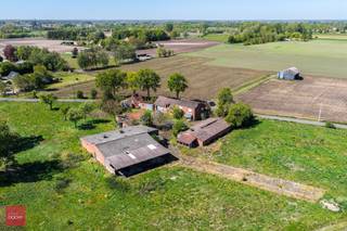 Oude hoeve met woning, stallingen, hangar en weide op 1ha13a51ca. Er is een bouwvergunning aanwezig voor het bouwen van een nieuw landhuis met bijgebouwen.