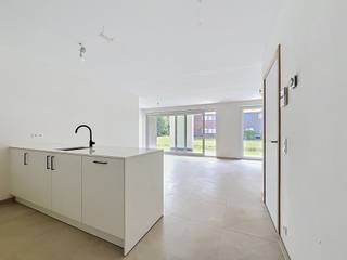 <p>Ligging<br />Dit nieuwbouwappartement bevindt zich in een recente en moderne residentie in Oostakker, op een rustige ligging met aangenaam zicht op het groen. Tegelijk geniet u van een uitstekende bereikbaarheid dankzij de nabijheid van Gent en de R4, waardoor alle belangrijke verbindingswegen vlot toegankelijk zijn. De ideale combinatie van rust en mobiliteit.<br />Bij het appartement hoort tevens een autostaanplaats, verplicht bij te huren aan 75 EUR/maand.<br /><br />Indeling<br />Het appartement beschikt over een ruime en lichtrijke leefruimte met een volledig geïnstalleerde, moderne keuken. Er zijn twee volwaardige slaapkamers aanwezig.<br />De badkamer is uitgerust met een comfortabele inloopdouche. Verder is er een praktische en ruime berging met aansluiting voor wasmachine en extra opbergruimte.<br />Vanuit de leefruimte heeft u toegang tot een ruim terras met open zicht op het omliggende groen.<br />Het appartement werd volledig nieuw geschilderd en bevindt zich op het gelijkvloers, met een privatieve ingang.<br />Troeven<br />• Nieuwbouw conform E30-norm – EPC label A <br />• Vloerverwarming via warmtepomp en zonnepanelen <br />• Ruim terras met groen uitzicht <br />• Rustige ligging in moderne residentie <br />• Afgesloten en ruime fietsenberging inbegrepen <br />• provisie gemeenschappelijke kosten: 85 EUR/maand <br />• Vlotte verbinding naar Gent en R4 <br /><br />BEZOEK ENKEL AANVRAGEN VIA IMMODAVINCI.BE<br />Wenst u een bezoek? Gelieve NIET te BELLEN maar uw bezoek aan te vragen via www.immodavinci.be.<br />Ga naar het pand dat u interesseert en druk op de knop “Bezoek Aanvragen” onderaan de profielfoto van de contactpersoon.</p>