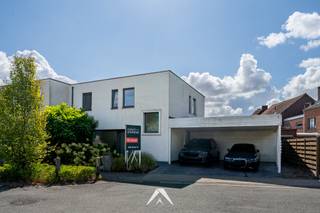 <p>Op zoek naar een <strong>instapklare gezinswoning in een rustige, kindvriendelijke wijk</strong>, toch vlakbij alle voorzieningen? Deze moderne halfopen woning in de Serruysstraat ligt <strong>nabij het Astridpark, op wandelafstand van de Leie</strong> en met een vlotte verbinding naar de invalswegen.</p>
<p>We komen binnen in de inkomhal met vestiaire en apart gastentoilet. Via de glazen deur betreden we de <strong>gezellige leefruimte, afgewerkt met parket</strong>. Aansluitend vinden we de eetkamer en de <strong>open leefkeuken, waar grote raampartijen aan de achterzijde zorgen voor overvloedig lichtinval </strong>en een naadloze overgang tussen binnen en buiten. Elektrische zonnescreens op de achtergevel houden de warmte op zonnige dagen moeiteloos buiten. Het gelijkvloers wordt vervolledigd met een <strong>handige berging/wasplaats, die rechtstreeks uitgeeft op de carport</strong> — ideaal om vlot met de boodschappen binnen te wandelen.</p>
<p>Via de mooi afgewerkte houten trap met Z-treden bereiken we de verdieping, waar u <strong>4 slaapkamers</strong> vindt, aangevuld met een volwaardige badkamer met dubbele lavabo, ligbad, inloopdouche en toilet. Ook hier ligt overal parket, met een onderhoudsvriendelijke tegel in de badkamer, en een extra berging biedt nog bijkomende opslagruimte.</p>
<p>Buiten geniet u van een <strong>volledig aangelegde, onderhoudsvriendelijke zuidgerichte tuin met terras</strong>. Vooraan biedt de<strong> dubbele carport</strong> plaats aan twee wagens, met een ruime tuinberging met achterdeur voor al uw extra opslag.<br /><br /><strong>Troeven op een rij:<br /></strong>✅ Nabij Astridpark en vlotte verbinding met de invalswegen<br />✅ Zuidgeoriënteerde, onderhoudsvriendelijke tuin met terras<br />✅ 4 volwaardige slaapkamers<br />✅ Volwaardige badkamer met dubbel lavabo, ligbad en inloopdouche<br />✅ Open leefkeuken met alle comfort<br />✅ Berging/wasplaats met rechtstreekse toegang tot de carport<br />✅ Regenwaterput van 10.000 liter<br />✅ Dubbele carport met grote tuinberging<br />✅ Energielabel B</p>
<p>Heeft u interesse in deze woning? <br />Contacteer ons dan gerust voor meer informatie over de bezoekmogelijkheden!<br /><br /><em>(Bewoonbare oppervlakte is bruto op basis van het plan van de architect.)</em></p>