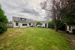 Op korte afstand van het centrum van Lommel en in een doodlopende kindvriendelijke straat ligt deze vrijstaande semi bungalow met twee slaapkamers en badkamer op de begane grond, via vaste trap naar zolderruimte ideaal geschikt voor het maken van slaapkamers, een losstaande garage en een fijne beschutte achtertuin op het westen met optimale privacy en een houten tuinhuis. <br /><br /><span><u><strong>INDELING:</strong></u></span><br /><u>Begane grond:</u><br />. inkomhal - lichtrijke woon- en zitkamer - goed uitgeruste keuken voorzien van de nodige inbouwtoestellen en opbergruimte - wasplaats - toilet - nachthal - 2 slaapkamers - badkamer voorzien van inloopdouche en badkamermeubel - bergruimte met vaste trap naar zolderverdieping<br /><br /><u>Verdieping :</u><br />. via een vaste trap toegang naar de ruime zolderverdieping ideaal geschikt voor het maken van extra slaapkamers of hobbykamer<br /><br /><span><u><strong>TUIN :</strong></u></span><br />De voor- en achtertuin zijn aangelegd met een inrit naar de vrijstaande garage. De zonnige achtertuin ligt op het westen met optimale privacy en tuinhuisje. <br /><br />Ben je op zoek naar een gezinswoning op een rustige locatie, met veel potentieel en een aangenaam perceel? Dan is deze open bebouwing zeker een bezoek waard.<br /><strong>Contacteer ons vandaag nog voor een bezichtiging via mail of telefoon (joris@limbo.be - 0496/166 339).</strong><br /><br /><br /><br />