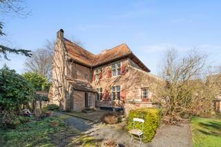 <p>Te koop: prachtige authentieke open bebouwing in Mespelare, gekenmerkt als onroerend erfgoed 'Spaans Hof', gelegen in een groene omgeving aan de rand van het water.</p>

<p>Deze unieke woning, ademt geschiedenis en charme. Dankzij de erfgoedstatus zijn er subsidies beschikbaar voor renovatie, wat het behoud van de originele stijl mogelijk maakt. De ligging in een zeer rustige buurt, vlak bij het water, biedt een ideale setting voor lange wandelingen en ontspanning. Bovendien beschikt de woning over een zeer ruime zolder van 64 m², perfect voor het creëren van extra kamers of een hobbyruimte.</p>

<p>Belangrijkste ruimtes:<br />• Ruime inkomhal (7 m²)<br />• Gezellige living (27 m²) met niveauverschil en open haard<br />• Keuken (16 m²) met dubbele spoelbak, koelkast, gasfornuis en ingemaakte kasten<br />• 3 slaapkamers (25 m², 11 m², 11 m²)<br />• Bureel (11 m²)<br />• Badkamer (11 m²) met ligbad, toilet en wastafel<br />• Berging (3 m²)<br />• Zolder (64 m²) met uitbreidingsmogelijkheden<br />• Tuin van 530 m²</p>

<p>Troeven:<br />• Erfgoedwoning 'Spaans Hof' met renovatiesubsidies<br />• Rustige ligging aan het water, ideaal voor wandelingen<br />• Grote zolder met potentieel voor extra kamers</p>

<p>Neem vandaag nog contact op met uw ERA-makelaar voor een bezoek JOUW DROOMHUIS. ZO GEVONDEN!</p>