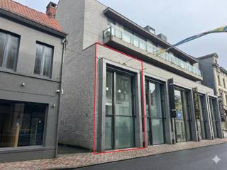 Propriété commerciale d'environ 149 m² située dans la Delaerestraat à Roeselare. Ce bâtiment est situé dans une rue latérale de la rue commerçante...