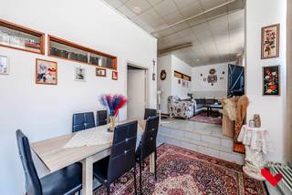 <p>Dit opbrengstgebouw op de Diestsesteenweg 25 in Kessel-Lo omvat drie appartementen en een studio, samen goed voor 380 m² bewoonbare oppervlakte, zonder de gemeenschappelijke gangen. Deze units zijn momenteel verhuurd wat een solide basis vormt voor investeren met directe return.</p>
<p>Een grondige renovatie is aangewezen, maar precies daarin schuilt het potentieel. Door het pand energetisch en esthetisch te upgraden, kan de waarde aanzienlijk stijgen en wordt de verhuurbaarheid in een competitieve markt sterk verhoogd.</p>
<p>De ligging garandeert blijvende interesse: op wandelafstand van Leuven-centrum, nabij winkels, scholen en openbaar vervoer. De Diestsesteenweg is een gegeerde as voor huurders dankzij de uitstekende verbindingen richting station, centrum en snelwegen.</p>
<p>Voor de investeerder die visie en daadkracht combineert, biedt dit gebouw een unieke kans. De combinatie van huidige huuropbrengsten, strategische ligging en herontwikkelingsmogelijkheden maakt dit pand tot een winstgevend project met toekomstperspectief.<br /><br />Voor meer info, contacteer bvm-vastgoed via 016232145.</p>