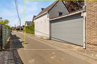 te MOERBEKE Graag bieden we deze ruime fermette woning aan bestaande uit een inkomhal met toilet, een verder te renoveren leefruimte (40m²), een grote woonkeuken, badkamer (lavabo met meubel en douche) en wasplaats.
Traphal naar de  1ste verdieping: de nachthal, met afzonderlijk toilet, heeft en oppervlakte van 22m² en kan dienst doen als kantoorruimte.
Verder beschikt u over 3 ruime slaapkamers.
Kenmerkend aan dit huis is de vele lichtinval.   Buiten heeft u een inpandige garage, met dubbele sectionaalpoort, en een bijgebouw/atelier met zolder en kelder.
Ideaal voor groot gezin, zelfstandige.  Goede bereikbaarheid op wandelafstand van openbaar vervoer en het station met een directe verbinding naar Brussel.
Voor meer info of bezoek contacteer Sophie 0496/71.50.59