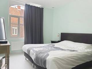 De snelste manier om een bezoek te brengen aan deze woning? Vraag je bezoek aan via de rode knop op onze website (www.dewaele.com) en je wordt gecontacteerd door één van onze verhuurexperten. <br /><br />Instapklare woning met 3 slaapkamers, garage en zonnige tuin op een centrale ligging te Roeselare.<br /><br />De woning heeft volgende indeling:<br />- Inkom<br />- Lichtrijke leefruimte<br />- Geïnstalleerde keuken voorzien van fornuis, frigo, spoelbak, oven en vaatwas<br />- Berging<br />- 3 slaapkamers <br />- Badkamer voorzien van lavabo en douche<br />- Zonnige tuin met aangelegd terras<br />- Garage<br /><br />Extra kenmerken:<br />- Lichtrijk en instapklaar <br />- Energiezuinig<br />- Centraal gelegen nabij openbaar vervoer, winkels, scholen, centrum van Roeselare,...<br /><br />Ben jij geïnteresseerd in deze woning te huur in Roeselare? Aarzel dan niet ons te contacteren.<br /><br />Deze AI-visualisaties zijn bedoeld als inspiratie. Er werd geen rekening gehouden met technische specificaties, stedenbouwkundige voorschriften of de concrete mogelijkheden tot realisatie.