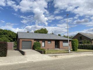 🔑 Welkom in deze INSTAPKLARE GELIJKVLOERSE OPEN BEBOUWING, gelegen in een rustige en begeerde residentiële wijk op wandelafstand van Stad, Sport, Cultuur en Natuur. Hier woon je centraal, maar toch in alle rust en privacy.<br /><br />🏡 Indeling<br />Alles bevindt zich op gelijkvloers; praktisch en toegankelijk:<br />• Centrale inkomhal met vestiaire en apart toilet<br />• Lichtrijke en ruime woonkamer met eetplaats en uitzicht op de Tongerse Basiliek<br />• Gebruiksklare keuken met eetruimte, toegang tot veranda, terras en tuin<br />• Drie slaapkamers<br />• Badkamer met ligbad<br />• Inpandige garage met doorgang naar berging en zolder<br />• Extra losstaande garagebox<br />• Volledig onderkelderd met kruipkelder<br /><br />🌳 Tuin<br />De deels omheinde, oostelijk georiënteerde tuin biedt rust en privacy zonder inkijk. Geniet van het terras, de veranda en de aangelegde oprit die toegang geeft tot zowel de inpandige garage met automatische poort als de aparte garagebox.<br /><br />📍 Ligging<br />De woning ligt in een rustige straat met enkel plaatselijk verkeer wat bijdraagt aan een aangename woonomgeving met weinig geluidsbelasting. Je geniet er van een uitstekende bereikbaarheid: op wandelafstand van Tongeren centrum, natuurgebied De Kevie, stads- en sportpark De Motten, Cultuurcentrum en bibliotheek De Velinx en winkelpark T-Forum. Uitvalswegen zijn allemaal dichtbij met een vlotte verbinding naar winkels, horeca, scholen en openbaar vervoer.<br /><br />💡 Troeven<br />• Volledig gelijkvloers wonen<br />• Flexibele indeling; ideaal voor renovatie<br />• Instapklaar, goed onderhouden en voorzien van dubbele beglazing, rolluiken en geïsoleerde zolder<br />• 2 inpandige garages, ruime oprit en veel parkeergelegenheid bij en rondom de woning<br />• Onderhoudsvriendelijke tuin zonder inkijk<br />• Rustige ligging met alle voorzieningen dichtbij; op wandelafstand van winkels, horeca, scholen, cultuurcentrum, sportvoorzieningen, natuur en openbaar vervoer<br />• Vlotte verbinding naar invalswegen<br />✨ Interesse?<br />Bel +32468202262 of mail robin.kuipers@telenet.be voor meer info of een bezichtiging.