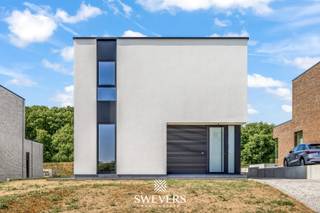 Voor meer info en foto’s, surf naar www.swevers.be – Deze instapklare BEN-woning in de Zwanenbergstraat 48, Paal, is een moderne open bebouwing uit 2025 met een bewoonbare oppervlakte van 218 m² en is gebouwd door Probus- Koopwoningen. De woning biedt een ruime inkomhal, lichtrijke leefruimte van 46 m², open keuken met centraal eiland, twee praktische bergingen en een extra kamer die ideaal is als bureau of gelijkvloerse slaapkamer. Op de verdieping bevinden zich drie ruime slaapkamers, een moderne badkamer met ligbad en inloopdouche, apart toilet en vloerverwarming in de badkamer. Er is geen kelder of zolder, maar voldoende opbergruimte dankzij de indeling en bergingen. Het perceel van 7 are is zuidwestelijk georiënteerd met een aangelegd terras (waarvan 13 m² overdekt) en tuin, klaar voor eigen afwerking. De woning beschikt over zonnepanelen, een warmtepomp, vloerverwarming, voorbereide airco-aansluiting, gordijnen en verlichting. De ligging is ideaal: dichtbij autosnelweg (150 m), openbaar vervoer (150 m), winkels, scholen en ontspanning. Grondwaarde: €160.000 (12% registratierechten), constructiewaarde: €339.000 (21% btw). Kortom, een energiezuinige, toekomstgerichte woning op toplocatie! Voor meer informatie, bel 011 255 155. Bron bewoonbare oppervlakte: EPC – verslag.