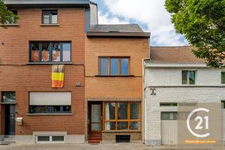 <div>
<div>
<section>
<div>
<div>
<div>
<div>
<div>
<div>
<p>Century 21 Vilvoorde-Zaventem stelt u met plezier deze charmante, volledig gerenoveerde woning voor, gelegen aan de Houtemsesteenweg 71 in Vilvoorde.</p>
<p>Deze mooie woning bevindt zich in een rustige en aangename straat en beschikt over een bewoonbare oppervlakte van ongeveer 95 m². Ze is ideaal voor starters of jonge koppels die op zoek zijn naar een instapklare woning.</p>
<p>De woning bestaat uit een ruime en lichtrijke woonkamer, twee slaapkamers, een functionele keuken en een moderne douchekamer. Dankzij de volledige renovatie kunnen de nieuwe eigenaars onmiddellijk intrekken zonder bijkomende werken uit te voeren.</p>
<p>De ramen met dubbele beglazing zorgen voor een goede thermische en akoestische isolatie, wat het wooncomfort aanzienlijk verhoogt. Dankzij de praktische indeling en de goed benutbare ruimtes biedt deze woning een aangename en gezellige leefomgeving.</p>
<p>De woning is gunstig gelegen nabij winkels, scholen, openbaar vervoer en belangrijke invalswegen, waardoor rust en bereikbaarheid perfect worden gecombineerd.</p>
<p>Een uitstekende kans voor wie op zoek is naar een gerenoveerde woning in een rustige buurt van Vilvoorde.</p>
<p>Voor meer informatie of een bezoek ter plaatse kunt u contact opnemen met Century 21 Vilvoorde-Zaventem via <strong>gokce@century21hsh.be</strong> of <strong>info@century21hsh.be</strong>. Ons team staat klaar om u verder te helpen met uw vastgoedproject.</p>
</div>
</div>
</div>
</div>
<div></div>
<div>
<div></div>
</div>
</div>
</div>
</section>
</div>
</div>
<div></div>
