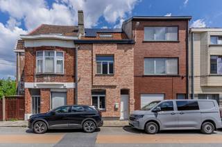 Gelegen op de Ottergemsesteenweg 277, vlakbij winkels, scholen, UZ Gent, cultuur, Sint-Pietersstation en openbaar vervoer, biedt deze woning...