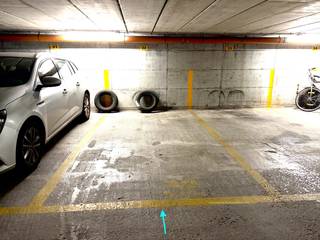 <br />Deze ondergrondse staanplaats is gelegen in een verzorgd garagecomplex in Sint-Kruis, nabij centrum van Brugge.<br />De toegang verloopt via een automatische poort met afstandsbediening. Dankzij de afmetingen van 4,80 m x 2,40 m is de staanplaats ruim en vlot toegankelijk.<br />Ideaal voor wie op zoek is naar een veilige parkeerplaats of een praktische oplossing om een wagen en/of fietsen te stallen nabij het centrum.<br />Onmiddellijk beschikbaar bij het verlijden van de authentieke akte.