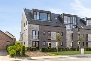 Dit recent luxe duplex- appartement heeft een topligging met een weids zicht gelegen te Alken.<br />Op de benedenverdieping hebben we een open leefruimte met open view en directe toegang tot het terras dat zich strekt over de gehele breedte van het appartement. De compleet uitgeruste keuken met eiland bevindt zich aan het terras en ligt ook centraal in de leefruimte. Aan de andere zijde van de mooie en ruime leefruimte ligt het gastentoilet en de super praktische op maat gemaakte wasplaats/berging. <br />De zwart stalen trap in de leefruimte brengt ons naar de lichtrijke bovenverdieping met 3 slaapkamers en ruime en uiterst comfortabele badkamer. De toilet is voorzien in de badkamer.<br /><br />Het appartement is voorzien van vloerverwarming en een hoogrendementsketel op aardgas.<br />Daarnaast werden er nog zonnepanelen geplaatst in combinatie met een thuisbatterij<br />Er is een gemeenschappelijke lift, overdekte fietsenstalling en vuilnisruimte.<br />Daarnaast heeft het appartement ook 1 ondergrondse autostaanplaatsen en een bovengrondse parkingplaats. Deze zijn verplicht bij aan te kopen.<br />Het station van Alken ligt op wandelafstand van het appartement.<br /><br />Buitengewone kenmerken;<br />* Zuidgericht met een uniek uitzicht<br />* 3 slaapkamers<br />* +-132 m2 <br />* Uiterst energiezuinig EPC 54<br />* Airco<br />* Zonnepanelen/ thuisbatterij<br />* 2 Parkeerplaatsen (1 boven- 1 ondergronds) bij aan te kopen<br />* Kelderberging