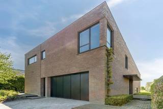 Deze zuidwest gerichte architecturale villa in Ooike werd slechts 13 jaar geleden gebouwd, met een uitzonderlijke aandacht voor detail en...