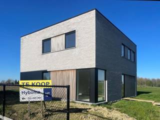 WELKOM | INSPIRATIEDAG | 22 maart van 14-17 uur | Watertorenstraat 22
Deze moderne woning bouwen we op de nieuwe verkaveling "Het Molenhof" in Koolskamp, deelgemeente van Ardooie. Je vindt deze nieuwe woonbuurt tussen de Diksmuidse Boterweg en de Steenstraat. Je woont er in een rustige, aangename omgeving vlak bij het centrum, op 500 meter van het Dorpsplein met winkels, scholen, horecazaken en openbaar vervoer. De middelbare school H. Kindsheid ligt op 3 à 4 km. Via het op- en afrittencomplex E403 geniet je van een vlotte verbinding.
Deze energiezuinige, moderne woningen beschikt over: een inkomhal met toilet, een woon- en eetkamer met aansluitend een open keuken met veel lichtinval, een inpandige garage met berging, 4 slaapkamers, een functionele badkamer, afzonderlijk toilet boven en een (technische) berging. Het gebruik van een warmtepomp in combinatie met vloerverwarming zorgt ervoor dat jouw toekomstige energiefactuur onder controle blijft (E30).
Je kiest zelf de afwerkingsmaterialen voor keuken, badkamer, vloeren en binnendeuren. Zo kan je precies wonen zoals jij het zelf wilt. Een kijkje nemen? Je vindt de ingang van de verkaveling ter hoogte van Steenstraat 27B.