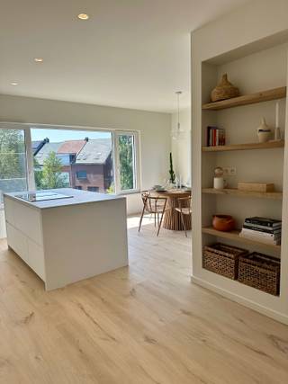 In een rustige en gegeerde woonomgeving te Mortsel bevindt zich dit instapklare, lichtrijke appartement dat uitblinkt in ruimte, comfort...