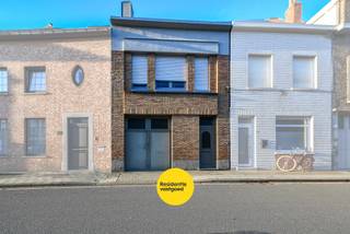 Deze te renoveren rijwoning is rustig gelegen in Blankenberge en biedt tal van mogelijkheden voor wie op zoek is naar ruimte en potentieel. De woning bevindt zich op een perceel van 226 m² en beschikt over een bewoonbare oppervlakte van ca. 147 m². Dankzij de brede garage en diepe tuin is dit pand ideaal voor wie wonen en praktische bergruimte wil combineren.<br /><br />Op het gelijkvloers bevindt zich een inkomhal met toegang tot een berging, badkamer en een ruime garage die rechtstreeks uitgeeft op de tuin. De eerste verdieping omvat een woonkamer met gaskachel, een aparte keuken en een volwaardige slaapkamer. Achteraan geniet u van een onderhoudsvriendelijke tuin met terras en een bijgebouw, voorzien van raamopeningen en aansluitingen voor water en elektriciteit.<br /><br />De woning is uitgerust met deels dubbele en deels enkele beglazing, een plat dak en verwarming op gas. Elektriciteit is niet conform en het EPC-label F (625 kWh/m²) duidt op een renovatieplicht, wat interessante kansen biedt voor wie deze woning volledig naar eigen smaak wil moderniseren.<br /><br />Een eigendom met veel volume, een sterke basis en een uitstekende ligging nabij het centrum en de kust. Ideaal als renovatieproject of investering.<br /><br />Neem voorsprong met een vrijblijvende en gratis schatting van uw eigendom via:<br />http://www.residentievastgoed.be/gratisonlineschatten