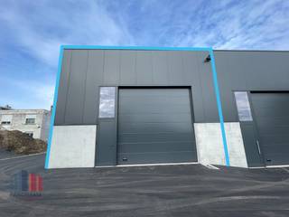 Nieuwbouw KMO-unit van 117 m² en 1 privatieve parkeerplaats te huur. De magazijnruimte met een vrije hoogte van +/- 6 m is toegankelijk via...