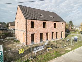 <p><span><strong>Energiezuinige nieuwbouw in Begijnendijk.</strong></span></p><p><span>Deze halfopen nieuwbouwwoning aan de Waterstraat 23A in Begijnendijk combineert een kwalitatieve afwerking met energiezuinig wooncomfort. De woning ligt op een perceel van 405 m², beschikt over een terras van 28 m² en wordt <strong>volledig afgewerkt conform het lastenboek</strong> opgeleverd.</span></p><p><span>De totale oppervlakte bedraagt 205 m²: 154 m² op het gelijkvloers en de eerste verdieping, aangevuld met 51 m² zolderruimte. De zolder is bereikbaar via een vaste trap en kan optioneel tegen meerprijs worden afgewerkt tot een extra kamer. Zonnepanelen, een warmtepomp en vloerverwarming zorgen voor aangenaam en energiezuinig wonen.</span></p><p><span><strong>Geen voorschotten: je betaalt pas bij de authentieke akte.</strong> De akte en de oplevering vallen samen, zodat je bij de overdracht meteen de sleutels ontvangt.</span></p><p><span><strong>Prijsopbouw:</strong></span></p><ul><li><span><strong>Grond:</strong> € 145.000 + € 17.400 registratierechten (12%) = <strong>€ 162.400</strong>.</span></li><li><span><strong>Constructie:</strong> € 317.750 + € 66.727,50 btw (21%) = <strong>€ 384.477,50</strong>.</span></li><li><span><strong>Bijkomende kosten:</strong> € 9.600 + € 2.016 btw (21%) = <strong>€ 11.616</strong>, voor nutsvoorzieningen, EPB-verslaggeving, veiligheidscoördinatie en de opstal- en verkavelingsakte.</span></li></ul><p><span><strong>Totaal: € 558.493,50 inclusief bovenstaande registratierechten, btw en bijkomende kosten.</strong> Exclusief kosten van de aankoopakte, eventuele kredietkosten en optionele zolderafwerking.</span></p><p><span>Contacteer Radix Vastgoed voor meer informatie of een bezoek.</span></p>