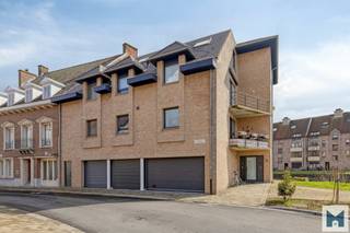 Bent u op zoek naar een appartement met charme én een uniek uitzicht? Dan is dit pareltje precies wat u zoekt!<br /><br />Op de eerste verdieping wordt u bij het binnenkomen verwelkomd in een inkomhal die leidt naar een lichtrijke en gezellige leefruimte, waar grote raampartijen zorgen voor een overvloed aan natuurlijk licht én een prachtig zicht op de oude Dender waar u volledig tot rust komt.<br />De praktische keuken sluit mooi aan bij de leefruimte en wordt aangevuld met een handige berging. De badkamer is uitgerust met een comfortabele douche in bad.<br />Verder beschikt het appartement over twee volwaardige slaapkamers of waarvan ook één kan dienen als bureau, dressing, ...<br /><br />Genieten doet u volop op het zonnige terras, waar u samen met het fenomenaal uitzicht op het water elke dag een vakantiegevoel ervaart.<br />Als extra troeven zijn er een extra kelderberging en een ondergrondse staanplaats in parkeerlift.<br /><br />De ligging? Absoluut top! In het hart van Dendermonde, op wandelafstand van winkels, scholen en openbaar vervoer. Hier woont u centraal én comfortabel.<br />Kortom: een ideale combinatie van licht, ruimte, uitzicht en locatie. <br />EPC: 126 kWh/m²/j en UC: 2808637-RES-1 (B-label)<br />Totale m² bewoonbaar opp. is bruto en inclusief kelderberging.<br />Voor meer inlichtingen of een vrijblijvend bezoek aan deze woning kan u contact opnemen met Marik op het nummer 052/21.65.51 of mailen naar info@immomiddelpunt.be