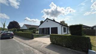 Ruime en lichtrijke laagbouwvilla met 3 slaapkamers, TERRAS, TUIN en GARAGE, op een uitstekende ligging in een een rustige en residentiele woonwijk...