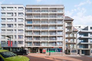 De studio is mooi onderhouden en is gelegen in de residentie President, een zeer goed onderhouden gebouw. Er is een bedkast voorzien met extra opbergruimte. Vanop het ruime terras geniet van u van de ochtendzon en een mooi open uitzicht. U bevindt zich vlak aan de Zeedijk en tal van supermarkten!Indeling:- Lichtrijke leefruimte met bedkast en eventueel mogelijkheid tot extra slaaphoek- Ingerichte keuken - Mooi en ruim hoekterras- Badkamer voorzien van ligbad, lavabo en toiletTroeven:- Toplocatie- Mooi onderhouden residentie- Lage gemeenschappelijke kosten- Recente gevelrenovatie- Nieuwe liften- Gemeenschappelijke fietsenberging- Gemeenschappelijk huisvuillokaal- Parkeermogelijkheden in de buurt!Interesse in deze hoekstudio in centrum Middelkerke? Neem vandaag nog contact op voor een plaatsbezoek!Bestuursmaatregelen in het maatregelenregister: nee
