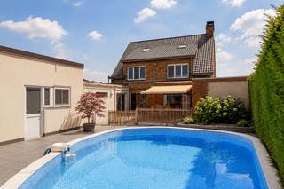 <p>Langs de Brugsestraat in Zedelgem bevindt zich deze charmante en bijzonder ruime woning. Dankzij de centrale ligging geniet u van een uitstekende bereikbaarheid naar Brugge, Torhout, Roeselare en Kortrijk, terwijl winkels, scholen en openbaar vervoer zich op korte afstand bevinden.</p>
<p><br />Bij het binnenkomen wordt u verwelkomd in een lichtrijke leefruimte met een gezellige open haard en karaktervolle elementen die zorgen voor een warme sfeer. Aansluitend bevindt zich de ruime eetplaats en een polyvalente ruimte die perfect kan dienen als bureau, speelkamer of hobbyruimte.</p>
<p><br />De volledig geïnstalleerde keuken vormt het hart van de woning en beschikt over kwalitatieve inbouwkasten, een ruim kookeiland en veel natuurlijk licht dankzij de grote raampartijen.</p>
<p><br />Verder beschikt de woning over een comfortabele badkamer met ligbad, regendouche en dubbele lavabo. Op de verdieping bevinden zich vier ruime slaapkamers met ingebouwde kasten en veel lichtinval.</p>
<p><br />Buiten geniet u van een ruim terras en een zwembad, waar u in alle privacy kan ontspannen.</p>
<p><br />Troeven:<br />• 4 ruime slaapkamers<br />• Lichtrijke leefruimtes<br />• Gezellige woonkamer met open haard<br />• Polyvalente bureau- of hobbyruimte<br />• Volledig uitgeruste keuken met kookeiland<br />• Badkamer met ligbad en regendouche<br />• Ruim terras en zwembad<br />• Centrale ligging met vlotte bereikbaarheid</p>
<p><br />Deze woning combineert ruimte, comfort en een uitstekende ligging, ideaal voor gezinnen die op zoek zijn naar een instapklare thuis met tal van mogelijkheden.</p>
<p><br />Voor meer informatie of een bezoek, contacteer Simon via simon@vicusvastgoed.be of op het nummer 0498 12 37 08.</p>