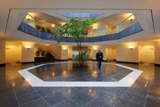 Verscheidene verdiepingen te huur in modern gebouw met veel lichtinval. Oppervlaktes van 235m² tot 3575m². Elke verdieping is voorzien van zijn eigen sanitair en keuken. Het gebouw is makkelijk bereikbaar met zowel het openbaar vervoer (Lijn 21,33,180-183) als met de auto. Met de A12, E19 en R11 in de directe omgeving. Er zijn parkeerplaatsen beschikbaar buiten (€680/pp/pj) en binnen (€1000/pp/pj). Gelegen op een mooie locatie met het Den Brandt park op wandelafstand.