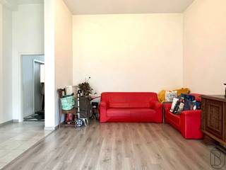 Goedgelegen APPARTEMENT met 2 SLK, TERRAS en TUIN! Gelegen in een authentiek herenhuis. Tevens ideale investering. Indeling: inkom, toilet,...