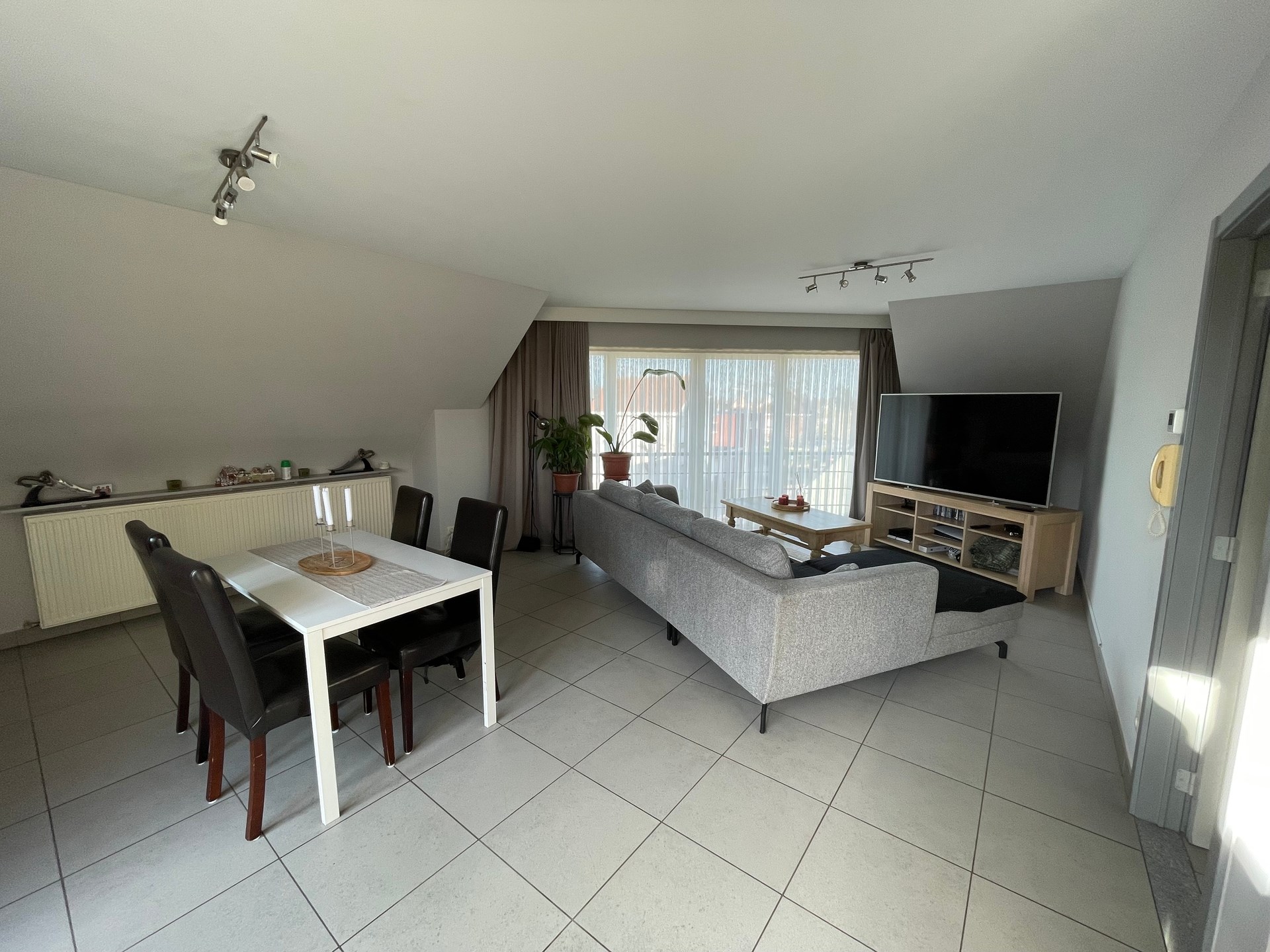 Appartement met groot terras gelegen op tweede verdieping van residentie “De Klaproos”. - foto 2