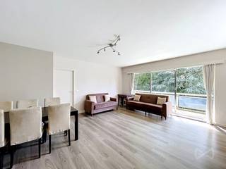 WEZEMBEEK-OPPEM – het gemak van winkels, restaurants, scholen, sportinfrastructuur, openbaar vervoer en autosnelweg, alles binnen handbereik. Dit appartement van +/- 89m² (volgens EPC), op de 2de verdieping, is als volgt ingedeeld: inkomhal met ingebouwde vestiairekast en apart toilet, ruime en lichtrijke woonkamer van +/- 31m² met toegang tot het balkon van +/- 11m², keuken van +/- 9m² uitgerust met een keramische kookplaat, oven, afwasmachine, frigo, diepvries en dampkap met koolstoffilters, 2 slaapkamers van +/- 12m² en +/- 15m², badkamer met lavabo, toilet, wasmachine, droogkast en een ligbad. Daarnaast zijn er nog 2 staanplaatsen en een privatieve kelderruimte inbegrepen. Het appartement werd in 2018 gerenoveerd en is ideaal als eerste woning. Bijkomende info: EPC: C – 228 kWh/m²/jaar, elektriciteit conform, beschikbaar vanaf 01/08/2026, huurcontract voor lange termijn, maandelijkse provisie van €265 voor water, verwarming, conciërge, onderhoud van de tuin, beheer van het gebouw en de lift. Meer informatie of een bezoek? Contacteer WE INVEST OVERIJSE op 02/455.20.35 of via e-mail overijse@weinvest.be! Niet-contractuele advertentie, onder voorbehoud van wijzigingen. Oppervlaktegegevens zijn indicatief.