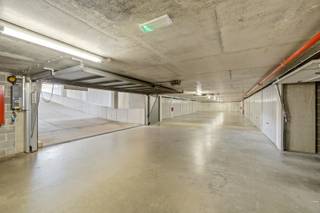 Op zoek naar een veilige en praktische garagebox voor uw wagen, motor of extra opslagruimte? Tussen Oostende en Bredene (Oud Militair Hospitaal) vinden we deze verzorgde garagebox gebouwd in 2014. Dit biedt een uitstekende combinatie van bereikbaarheid, veiligheid en gebruiksgemak.<br /><br />Met een oppervlakte van 16,72 m² en afmetingen van 2,75 meter breed op 6,08 meter diep beschikt u over voldoende ruimte voor het parkeren van een wagen, het stallen van fietsen of motoren, of het opbergen van materialen.<br /><br />De garage is uitgerust met elektriciteit, wat extra comfort biedt voor verlichting of het aansluiten van toestellen. Een wateraansluiting is niet aanwezig. Dankzij het recente bouwjaar verkeert de garagebox in een moderne en degelijke staat.<br /><br />Er is tevens ook de mogelijkheid om de garagebox te huren.<br /><br />Interesse? Neem gerust contact op voor meer informatie of een bezichtiging.