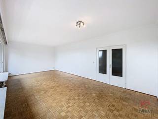 UCCLE – close to the Town Hall, shops and schools, located on the 3rd floor. Beautiful flat with a living area of ±90m². Comprises: entrance...