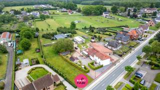 Ruime gezinswoning met 3 slaapkamers in het geliefde Zutendaal<br /><br />Deze verzorgde gezinswoning, gebouwd in 1960, bevindt zich aan de Trichterweg 77 in het rustige, bosrijke Zutendaal, en is gelegen op een perceel van maar liefst 850 m². Het prachtige domein Nationaal Park Hoge Kempen en het bekende Blote Voetenpad bevinden zich in de nabije omgeving. Ook scholen, buurtwinkels en openbaar vervoer zijn vlot bereikbaar. <br /><br />De woning beschikt over een woonoppervlakte van circa 200 m² en is als volgt ingedeeld:<br /><br />Via de ruime inkomhal kom je terecht in de lichtrijke leefruimte, bestaande uit een gezellige zithoek en eetkamer. Grote raampartijen zorgen hier voor een overvloed aan natuurlijk licht, terwijl de houtkachel extra warmte en sfeer creëert. <br />Aansluitend bevindt zich de keuken, voorzien van diverse inbouwtoestellen, waaronder een inductiekookplaat, frigo en vaatwasser. <br /><br />Naastgelegen bevindt zich de badkamer, uitgerust met een douchecabine, lavabo en toilet. <br /><br />Op de eerste étage geeft de nachthal uit op drie volwaardige slaapkamers. Eén van de slaapkamers beschikt bovendien over een praktische inloopdressing.<br /><br />De zolderverdieping is bereikbaar via een valluik en biedt nog tal van mogelijkheden om verder af te werken naar eigen smaak en budget.<br /><br />Verder beschikt de woning over een inpandige garage met sectionaalpoort, geschikt voor één wagen. <br />Daarnaast is er een kelder van circa 12 m², ideaal als extra opslagruimte. Ook is er een aparte berging en een extra badkamer met lavabo en toilet aanwezig in de woning.<br /><br />De ruime tuin beschikt over een tuinhuis waar je ook gezellig overdekt kan zitten. <br /><br />Extra troeven:<br />- Perceel van 850 m²<br />- 3 slaapkamers <br />- Inpandige garage <br /><br />Benieuwd naar deze instapklare woning? Laat het ons weten via 089 390 990 of info@immofair.be!