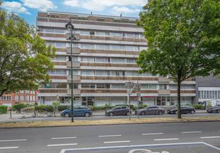 <p><strong>Aangenaam en lichtrijk appartement met 1 slaapkamer in Sint-Jans-Molenbeek.</strong></p><p></p><p>Op de eerste verdieping van een goed onderhouden mede-eigendom bevindt zich dit aangename appartement met een praktische en comfortabele indeling. Dankzij de grote schuiframen in de leefruimte, keuken en slaapkamer geniet het appartement van een mooie natuurlijke lichtinval, wat zorgt voor een aangename en open sfeer doorheen het appartement.</p><p></p><p>Via de inkomhal komen we in de leefruimte van ca. 18 m². Deze biedt voldoende ruimte voor een gezellige zithoek en eetplaats, met aansluitend de aparte ingerichte keuken.</p><p></p><p>Via de nachthal bereiken we de overige ruimtes. De badkamer is voorzien van een ligbad, wastafel en toilet. De slaapkamer van ca. 10 m² biedt voldoende plaats voor een comfortabel bed en kleerkast.</p><p></p><p>Dankzij de praktische indeling worden de beschikbare ruimtes optimaal benut en beschikt het appartement over alles wat nodig is voor comfortabel wonen. De combinatie van de aangename leefruimte, aparte keuken en ruime slaapkamer maakt dit een interessante woongelegenheid in Sint-Jans-Molenbeek.</p><p></p><p>De verzorgde mede-eigendom en de praktische indeling maken deze eigendom bovendien interessant voor zowel eigen bewoning als investering.</p><p></p><p><strong>EPC 307 kWh/m²/jaar (label F)</strong></p>