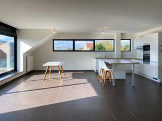 <p>Op zoek naar een instapklaar appartement met uitzonderlijk veel ruimte, moderne voorzieningen en een uitstekende ligging? Dan is dit recente appartement met een bewoonbare oppervlakte van maar liefst 140 m² zeker een bezoek waard.</p><p>Dankzij de gunstige ligging geniet u van een vlotte verbinding naar de E40 en bevinden zowel het station van Wetteren als Melle zich op slechts 4 km afstand. In de directe omgeving vindt u bovendien winkels, supermarkten, scholen, horecazaken, tankstations en diverse sport- en recreatiemogelijkheden, waaronder De Warande.</p><p>Het pand bevindt zich op de 1ste verdieping van een kleinschalig gebouw. Via de ruime inkomhal met gastentoilet komt u in de lichtrijke leefruimte met open keuken - volledig uitgerust met inductiekookplaat, dampkap, oven, microgolfoven, vaatwasser - met praktisch kookeiland en voldoende bergruimte. Aansluitend aan de keuken bevindt zich een berging/wasplaats met toegang tot de zolder. Verder is er een ruim, zonnig terras van circa 35 m², waar het heerlijk vertoeven is. Voorts zijn er 2 volwaardige slaapkamers en een badkamer met royale inloopdouche, dubbele lavabo en veel opbergruimte. </p><p></p><p>Extra troeven: zonneboiler en ventilatiesysteem, alsook wordt er een staanplaats ter beschikking gesteld. </p><p></p><p>Een bezoek kan uitsluitend worden aangevraagd via onze website: www.vastgoeddevos.be/te-huur. Selecteer het pand en klik vervolgens op "Maak een afspraak".</p>