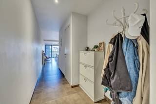 Op een uitstekende locatie, vlakbij het station van Denderleeuw, vinden we dit gezellig en modern appartement terug. Dankzij de centrale...