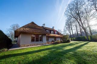 <p><span>Ruime karaktervolle villa met praktijk of als kangoeroewoning met Zuidwest tuin.</span></p><p><span> </span></p><p><span>Gelegen in het residentiële Schilde-Bergen vooraan te Schilde, biedt deze praktijkvilla een unieke combinatie van ruimte, modern comfort en elegante architectuur. Met verschillende verbouwingen, centraal gelegen, vlakbij invalswegen, winkels, scholen, restaurants, sportfaciliteiten, openbaar vervoer en toch rustig midden in het groen.  Met 4 ruime slaapkamers, 2 badkamers en een aparte praktijkruimte/bureau is er voldoende ruimte voor een groot gezin, om gasten te ontvangen EN een vrij beroep of kangoeroewoning.</span></p><p><span>Zodra u het pand betreedt, wordt u verwelkomd in de inkomhal die toegang geeft tot alle kamers op het gelijkvloers. </span></p><p><span>De op maat gemaakte keuken (2019) met directe toegang tot de aangelegde tuin, is uitgerust met kwalitatieve toestellen en hoogwaardige afwerking. </span></p><p><span>De leefruimte (52 m²)  met annex zomerkamer baadt in natuurlijk licht en straalt een warme sfeer uit dankzij de gashaard, ook van hieruit directe toegang tot het ruime terras met een mooi rustgevend tuinzicht.  Zalig vertoeven in de omheinde aangelegde Zuidwest tuin met gezellig terras en groene hoge hagen.</span></p><p><span>De ingerichte praktijkruimte/bureau (80m²) bestaande uit 3 ineen vloeiende kamers, is zowel via de inkomhal alsook via een apart voorziene buitendeur bereikbaar. Deze woning combineert wonen en werken op een doordachte manier waardoor professioneel gebruik perfect kan samengaan met het privéleven, zonder in te boeten aan privacy. Naastgelegen een berging (7.5 m²) met zolder ideaal als archiefruimte of opslagplaats.</span></p><p><span>De 3 slaapkamers (24m² - 14m² - 14m²) boven zijn lichtrijk en praktisch ingericht met maatkasten en voorzien van vliegenramen.   </span></p><p><span>Een polyvalente ruimte (20m²) met veel opbergplaats kan mits 2 extra Velux ramen perfect als 4</span><span><sup>de</sup></span><span> slaapkamer ingericht worden. </span></p><p><span>De 2 vernieuwde badkamers (2023) zijn luxueus afgewerkt met natuursteen en inloopdouches. De hoofdbadkamer beschikt bovendien over een vrijstaand bad.  Beide hebben directe aansluiting met verschillende kamers. </span></p><p><span>Verder is er een inpandige garage met een extra brede (4.5m) hoge (2.45m) automatische poort, deze biedt voldoende opslagruimte en parkeergelegenheid voor één grote wagen en een oprit met 4 parkeerplaatsen.</span></p><p><span>Het huis, volledig onderkelderd bestaande uit 2 praktische keldercompartimenten (57m²) en de rest uit kruipruimten.  Combinatie van overwegend parketvloeren en tegels.  </span></p><p><span>Het dak van de woning is gedekt met riet, totaal vernieuwd in 2000 en bijgevuld in 2025.</span></p><p><span>Dit is een luxe woning die perfect geschikt is voor families of professionals die zoeken naar een voornaam onderkomen in een rustige maar goed bereikbare omgeving.</span></p><p><span> </span></p><p><span>Kom en ontdek deze buitengewone combinatie van ruimte en comfort en maak van deze schitterende villa uw nieuwe thuis. </span></p><p><span>Contacteer ons voor meer info of plan een bezoek aan dit uniek pareltje! <span>www.buytaertimmo.be</span></span><span> </span></p><p><span> </span></p><p><span>Pluspunten: topligging, extra aangrenzende grote praktijk of kangoeroewoning, omheinde en aangelegde Zuidwest tuin, ruimtelijk ingedeeld, nieuwe keuken (2019) en badkamers (2023), nieuwe Vaillantketel (2023), tuinberegening, waterontharder, robotmaaier, vernieuwd dak (2000) en bijgevuld (2025), EPC B, EK conform, Asbest veilig, rolluiken gelijkvloers, vlieghorren 1</span><span><sup>ste</sup></span><span> verdieping en keukendeur…</span></p><p><span> </span></p><p><span> </span></p><p><span> </span></p>