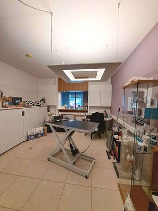 Handels- of kantoorruimte met 2 polyvalente ruimtes op een ideale ligging in het centrum van Loppem.Dit pand met zeer goede visibiliteit is centraal...