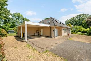 Deze instapklare goed onderhouden woning is gelegen in een groene residentiële wijk op een perceel van +/- 1.643m². <br />De woning dateert van 2006 en omvat 4 slaapkamers, dressing, 2 badkamers, lichte woonkamer met keuken, berging, wasplaats en carport.<br />De master bedroom met dressing en badkamer bevinden zich op de gelijkvloerse verdieping waardoor deze woning ook ideaal is voor mensen op leeftijd of mindervaliden of co-housing.<br /><br />Gelijkvloers:<br />We betreden de woning via de centrale inkomhal met apart toilet en voldoende ruimte voor het plaatsen van een vestiairekast. Via deze ruimte heeft u toegang tot de woonkamer met gashaard die beschikt over grote raampartijen (met elektrische screens en zonneluifel) waardoor er zeer veel lichtinval aanwezig is. Keuken is volledig geïnstalleerd met combi oven, vaatwasmachine, natuurstenen werkblad, inductievuur, ijskast en vriesvak. De masterbedroom met eigen badkamer en dressing is voorzien op de gelijkvloerse verdieping zodat de woning ook ideaal geschikt is voor kopers op leeftijd, mindervaliden of co-housing.<br />Voorts bevinden er zich nog een zeer praktische wasplaats en berging/technische ruimte op deze verdieping.<br /><br />Eerste verdieping:<br />Op de eerste verdieping bevinden er zich 3 volwaardige slaapkamers en een tweede badkamer met ligbad, lavabomeubel en toilet.<br /><br />Tuin:<br />De tuin is fraai aangelegd en voorzien van een tuinhuis en robotmaaier.<br /><br />Bijzonderheden:<br />- Energiezuinige woning (EPC label A) met geothermische warmtepomp, 30 zonnepanelen, waterboiler 400l en buffervat 200l<br />- Elektrische laadpaal<br />- Alarm, elektrische screens, zonneluifel en vliegenramen aanwezig<br />- Groene locatie met rustige tuin en robotmaaier<br />- Carport aanwezig