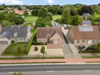 Deze aangename woning is zeer goed onderhouden en biedt zowel ruimte voor een gezin, als werk/opbergruimte voor een zelfstandig ondernemer als...