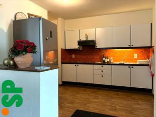Het appartement heeft de volgende indeling: Men komt binnen in de lichtrijke living met eetkamer (laminaat; 28m²) en de open ingerichte...