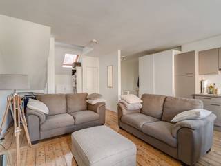 <p><span>’s Ochtends wakker worden, een koffietje zetten in je mooi uitgeruste vernieuwde keuken, zo je dakterras op wandelen en de vogeltjes horen fluiten vanuit het mooie Koning Albertpark. Klinkt hemels, toch? Zoek niet verder, dit is een appartement dat heel snel als ‘thuis’ gaat aanvoelen. </span></p><p><span> </span></p><p><span>Het prachtige duplex-appartement bevindt zich op de 3</span><span><sup>de</sup></span><span> verdieping van een klein gebouw. Deze is mooi modern gerenoveerd in 2013 en dat is eraan te zien. Eén woord: wauw! De imposante inkomhal op natuursteen, authentieke lambrisering, de moluren en het hoge plafond (3,75m) vallen hier onmiddellijk op. </span></p><p><span> </span></p><p><span>Eyecatchers om U tegen te zeggen</span></p><p><span>Je wandelt het appartement binnen via de statige traphal en komt zo terecht in de ruime, licht overgoten leefruimte. Deze is voorzien van een prachtige planchervloer met aansluitend een open keuken (37,5m²), met alles erop en eraan. Een spoelbak, vaatwasser, koelkast, 4-pit gasvuur en tal van opbergmogelijkheden. Meer moet dat niet zijn! Door de raampartijen aan de voorzijde heb je een gigantisch gevoel van ruimte en licht in overvloed. Niet onbelangrijk: op dit verdiep vind je op ook nog een aparte toiletruimte.</span></p><p><span> </span></p><p><span>Via de mooi afgewerkte trap, kom je zo op de ruime mezzanine terecht waar je de slaap- en badkamer kunt terugvinden. </span></p><p><span>Allereerst een handige slaaphoek van 12m² met direct aansluitend een open badkamer (9m²). Hier kan je een heerlijk ligbad terugvinden voor de ontspannen avonden, die voorzien is van een douchescherm voor wanneer het iets sneller moet gaan. Ook vind je hier een wastafel en een aansluiting voor je wasmachine. </span></p><p><span> </span></p><p><span>Dé eyecatcher van het appartement is ongetwijfeld het majestueuze dakterras dat zich uitspreid over de hele breedte van het raam. Van hieruit kijk je zo op het gezellige Koning Albertpark. </span></p><p><span> </span></p><p><span>Voordelen in overvloed</span></p><p><span>Ideale locatie voor je zowel te kunnen verplaatsen met het openbaar vervoer als te kunnen gaan joggen in het Harmoniepark en je hart op te halen aan de hondenweide in het Koning Albertpark. Enorm centraal gelegen dus. Je bent in een mum van tijd, zo op de belangrijkste verbindingswegen. Ook het hippe Groen Kwartier park bereik je al in enkele stappen met z’n vele lokale winkel en horeca gelegenheden. </span></p><p><span> </span></p><p><span> </span></p>