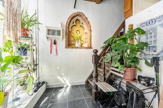 <p>In de Hoogstraat, één van de meest karaktervolle straten van Brugge, vinden we deze charmante en veelzijdige woning met een bijzondere historische uitstraling. De woning is beschermd als erfgoed en combineert authentieke elementen met hedendaags comfort. Met een <strong>EPC-label B</strong>, een <strong>conforme elektrische installatie</strong> en <strong>gasverwarming</strong> beschikt de woning bovendien over een aantal belangrijke technische troeven.</p>

<p>Via de inkomhal betreedt u de woning. Op het gelijkvloers bevinden zich een aparte bureauruimte, een praktische berging/wasruimte en een aangename stadstuin, een bijzonder mooie troef in het centrum van Brugge. Daarnaast beschikt de woning over een droge kelder, ideaal als extra bergruimte.</p>

<p>Op de eerste verdieping bevinden zich de <strong>keuken, woonkamer en een eerste slaapkamer</strong>. De tweede verdieping omvat <strong>twee ruime slaapkamers</strong>, waarbij elke slaapkamer beschikt over een <strong>eigen badkamer</strong>. Op de derde verdieping bevindt zich nog een ruime zolderverdieping, die tal van mogelijkheden biedt naargelang de wensen van de nieuwe eigenaar.</p>

<p>Dankzij de indeling, de drie slaapkamers, de twee badkamers, de zolderruimte en de buitenruimte is deze woning geschikt als karaktervolle gezinswoning, tweede verblijf of als interessante opportuniteit voor investeerders.</p>

<p><strong>Een bijkomende troef voor investeerders:</strong> de woning was in het verleden vergund voor gebruik als <strong>Airbnb</strong>. De mogelijkheden om dit concept opnieuw te activeren kunnen bijgevolg opnieuw worden onderzocht, uiteraard onder voorbehoud van de huidige regelgeving en de vereiste vergunningen.</p>

<p> </p>