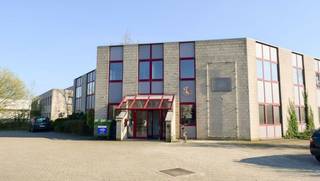 Polyvalent bedrijfsgebouw met een bruikbare oppervlakte van 643m² (verdeeld over 2 verdiepingen)Gelijkvloers met dubbele toegangsdeur als...