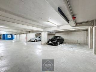 Verhuurde parkeerplaatsen onder het Ibis-hotel te Zeebrugge!<br /><br /><u><strong>Bijzonderheden:</strong></u><br />- Bij aankoop geniet u van interessante voorwaarden indien u en/of uw bedrijf gebruik wensen te maken van de faciliteiten van ibis-Zeebrugge.<br />- De parkeerplaatsen zijn allebei verhuurd.<br />- Erfpacht, geen volle eigendom.<br /><br />Wenst u verdere concrete info? Aarzel dan zeker niet om ons te contacteren: info@centro.be - 050/70.01.02.