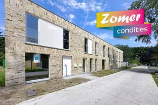 Deze HOB op lot 1 staat reeds ruwbouw-winddicht. <br />GLVLS: inkom, wc, ruime living met ingerichte keuken met eiland en berging. De grote raampartijen zorgen voor veel lichtinval.<br />1ste VERD.: drie slpk, wc, badk. met ligbad, douche en badmeubel met dubbele lavabo en berging.<br />Energieneutrale woning (E-peil -12! = A+label) dankzij het doorgedreven isolatiepakket, warmtepomp met vloerverwarming (+ koeling), zonnepanelen en ventilatiesysteem D. Hiermee voldoe je aan de toekomstige normen en bespaar je uitermate op je woonkost. Ideaal gelegen in residentiële omgeving vlakbij tramhalte en vlotte fietsverbinding naar centrum Gent. Winkels en scholen zijn vlakbij. <br /><br />De kers op de taart? Een nieuwbouwwoning die sneller beschikbaar is én waar je zelf nog je keuken, badkamer, vloeren etc. kan kiezen! Voor de binnenafwerking kan je rekenen op de begeleiding én expertise van ons team en onze partners. <br />De vermelde prijs is excl. btw en kosten.<br />Meer info via 09 280 60 60 of info@durabrik.be.<br />Ontdek onze kijkwoningen op https://www.durabrik.be/nl/kijkwoningen<br />Download de brochure op https://durabrik.immo/wondelgem<br />