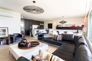 <p><strong>Luxueus high-end gerenoveerd 3 slk app ca. 135m² met veel natuurlijke lichtinval en twee terrassen ca. 35m² op uitstekende locatie te Fruithoflaan. Zeer centraal gelegen nabij Winkels, openbaar vervoer, supermarkt, scholen, Nachtegalenpark en het Middelheim.</strong><br /><br /><span><strong>INDELING:</strong></span><br />U komt binnen in een ruime inkomhal, voorzien van een vestiaire en een apart gastentoilet met handenwasser. Vervolgens komt u in de riante LEEFRUIMTEca. 40m² op natuursteen, met op maat gemaakte kasten. Vanuit de living heeft u via een schuifraam toegang tot het eerste zonnige terras ca. 18m².</p>
<p>De leefruimte sluit aan op de open design-KEUKEN ca. 17m² en beschikt over kookeiland met panda marmeren werkblad, ingemaakte kasten en kwalitatieve Miele toestellen (ijskast met diepvries, inductiekookplaat, oven, vaatwasser, dubbele lavabo).</p>
<p>Verder zijn er drie ruime SLAAPKAMERS:<br />Slaapkamer 1 ca. 14m² met ingemaakte kasten, airco en toegang tot tweede terras.<br />Slaapkamer 2 ca. 19m² met ingemaakte kasten, airco en toegang tot tweede terras.<br />En slaapkamer 3 ca. 11m², een open kamer met toegang tot het tweede terras.<br /><br />De Badkamer is luxueus afgewerkt in het marmer met een dubbele douche, dubbele lavabo in meubel en een toilet.<br /><br />Privatieve kelderberging is inbegrepen in de prijs.<br />Grote GARAGEBOX ca. 20m² in het gebouw welke optioneel aan te kopen is voor € 35.000.<br /><br /></p>
<strong><span>BIJZONDERHEDEN:</span></strong><br /><span>* Gelegen op een toplocatie in de Pulhofwijk, Middelheim, winkels, scholen en invalswegen.<br /></span>* Volledig high-end gerenoveerd in 2021<br />* Overal airco's aanwezig, in leefruimte en slaapkamers<br />* Veel natuurlijke lichtinval door grote raampartij in living<br />* Gunstig EPC: B - 116 kWh/(m²jaar)<br />* Electriciteit conform<br /><span>* AO: ca € 200 prov. water, algemeen onderhoud gem. delen, blokpolis, lift, ...</span>