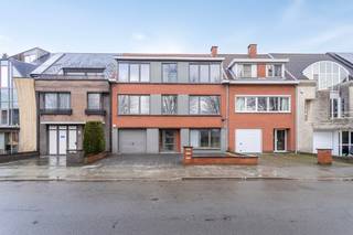 Dit te renoveren appartement op de tweede verdieping van een klein gebouw (zonder lift) ligt vlak tegenover het 'Mertensplein' en bestaat...