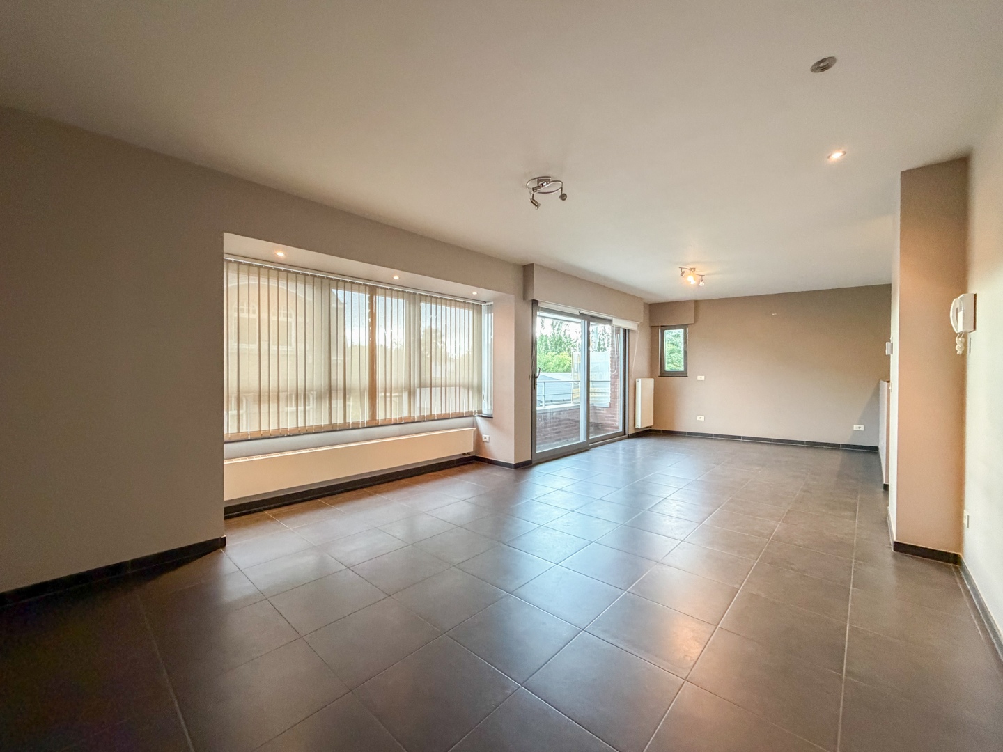 Te huur ruim, instapklaar 3-slaapkamer appartement gelegen in het centrum van Brakel - photo 4