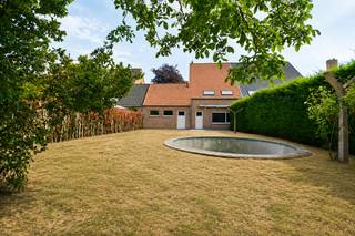 Deze GROTE gezinswoning met grote tuin op 475m² is centraal gelegen, vlakbij het centrum van Assebroek. De bewoonbare oppervlakte bedraagt maar liefst 227m². INDELING: inkom, toilet, ruime en lichtrijke woonkamer met zit-en eetplaats, ingerichte keuken met eetplaats, grote berging (aansluiting wasmachine en droogkast), grote dubbele garage met bergzolder. Op de eerste verdieping bevinden zich vier slaapkamers, berging en badkamer met lavabo, ligbad en toilet.<br />TWEEDE VERDIEPING: GROTE ruimte met mogelijkheid tot creëren van EXTRA SLAAPKAMERS.<br />UITEN: Grote tuin met terras en vooraan de woning zijn er 4 parkeerplaatsen.<br /><br />Contacteer PERSPECTIEF VASTGOED – 7 op 7 bereikbaar – voor meer informatie of een bezoek.<br />Bel 050/550.750 of mail naar info@perspectiefvastgoed.be.